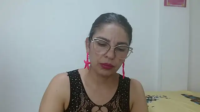 Snapshot of anybellucci43 chatting on December 16, 12:59 am anybellucci43 online show from December 16, 12:59 am