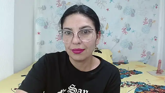 Snapshot of anybellucci43 chatting on December 21, 3:25 am anybellucci43 online show from December 21, 3:25 am