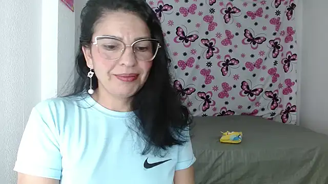 Snapshot of anybellucci43 chatting on December 27, 2:47 am anybellucci43 online show from December 27, 2:47 am