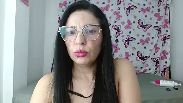 Snapshot of anybellucci43 chatting on January 10, 1:10 am anybellucci43 online show from January 10, 1:10 am