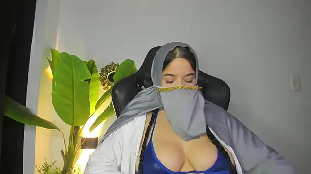 Snapshot of janna_isa chatting on June 12, 8:52 pm janna isa online show from June 12, 8:52 pm