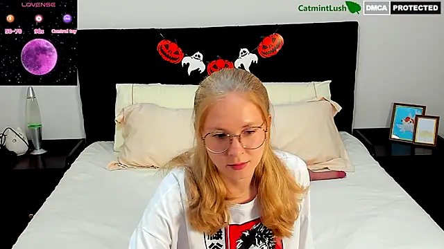 Snapshot of CatmintLush chatting on October 18, 11:49 pm CatmintLush online show from October 18, 11:49 pm