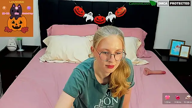 Snapshot of CatmintLush chatting on October 19, 11:49 pm CatmintLush online show from October 19, 11:49 pm