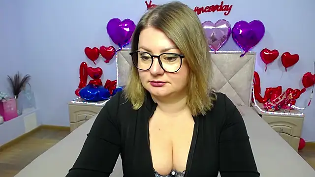 Snapshot of ZannaDreil chatting on February 17, 6:48 pm ZannaDreil online show from February 17, 6:48 pm