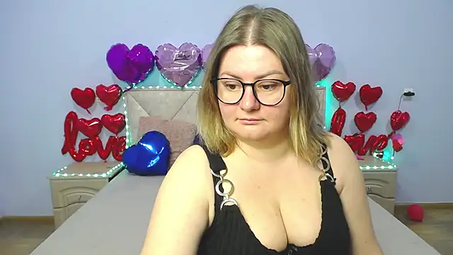 Snapshot of ZannaDreil chatting on February 22, 7:03 pm ZannaDreil online show from February 22, 7:03 pm