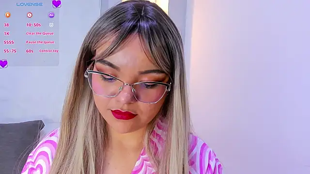 EmilyRouss  online show from March 5, 10:10 pm