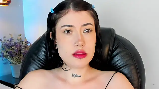 melody suarez online show from December 19, 8:23 pm