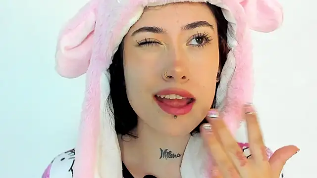 melody suarez online show from December 27, 7:14 pm