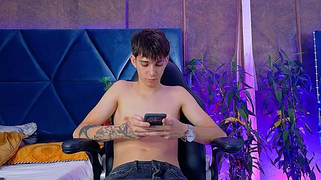 Snapshot of Lion_Foster01 chatting on December 17, 9:54 pm Lion Foster01 online show from December 17, 9:54 pm