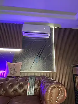 Snapshot of AaronCruz_ chatting on February 13, 9:33 pm AaronCruz online show from February 13, 9:33 pm