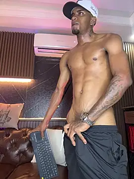 Snapshot of AaronCruz_ chatting on February 14, 10:56 am AaronCruz online show from February 14, 10:56 am