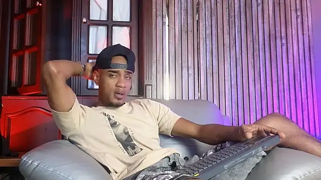 Snapshot of AaronCruz_ chatting on February 18, 4:36 pm AaronCruz online show from February 18, 4:36 pm