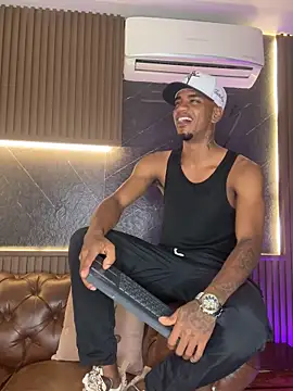 Snapshot of AaronCruz_ chatting on February 28, 12:00 am AaronCruz online show from February 28, 12:00 am