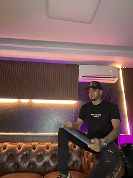 Snapshot of AaronCruz_ chatting on March 6, 1:13 am AaronCruz online show from March 6, 1:13 am