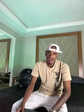 Snapshot of AaronCruz_ chatting on March 11, 2:28 am AaronCruz online show from March 11, 2:28 am