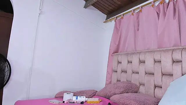 Snapshot of Roxy-Smith chatting on July 2, 10:27 pm Roxy-Smith online show from July 2, 10:27 pm