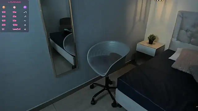 escarleth   online show from July 18, 1:48 pm