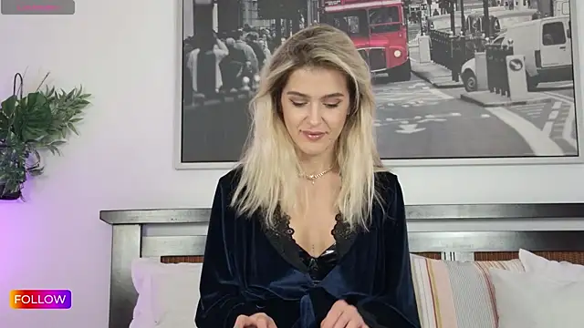 Snapshot of Sarah-Hart chatting on October 6, 11:40 am Sarah-Hart online show from October 6, 11:40 am