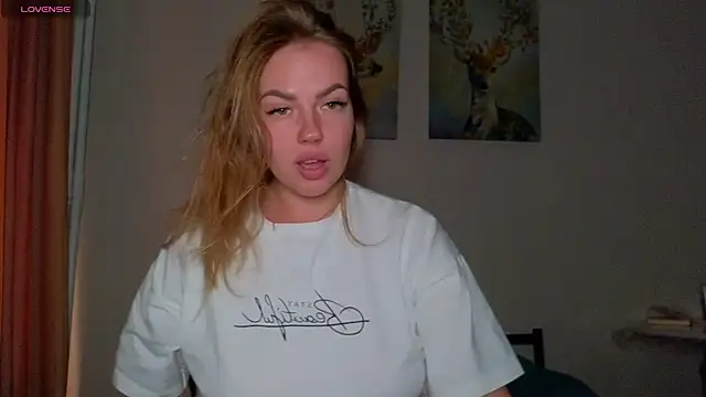 Snapshot of EmilyRobbie chatting on April 19, 3:44 pm EmilyRobbie online show from April 19, 3:44 pm