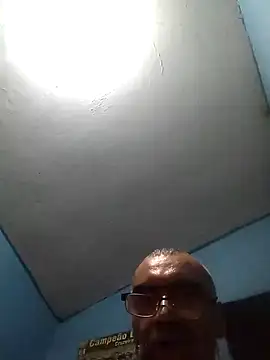 hugosafado333 online show from December 14, 3:18 am