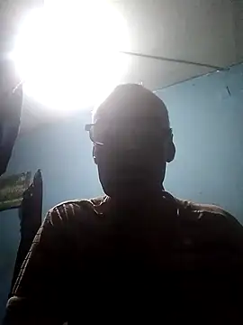 hugosafado333 online show from December 17, 5:29 am