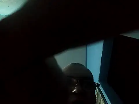 hugosafado333 online show from December 18, 2:10 am