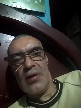 hugosafado333 online show from December 18, 5:15 am