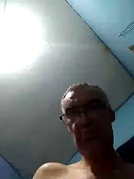 hugosafado333 online show from January 14, 1:15 am