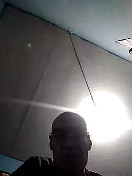 hugosafado333 online show from February 2, 2:06 am