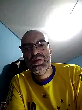 hugosafado333 online show from February 14, 5:19 am