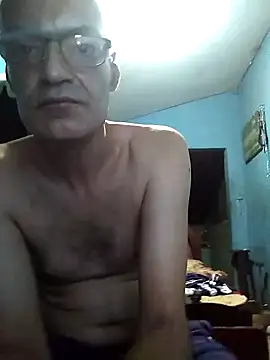 hugosafado333 online show from February 23, 5:01 am