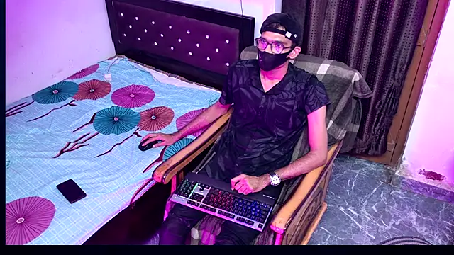 Snapshot of Habibi_big_b chatting on September 24, 7:39 pm Habibi big b online show from September 24, 7:39 pm