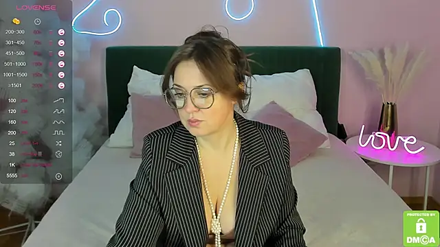 Snapshot of TiffanyWills chatting on December 10, 3:20 am TiffanyWills online show from December 10, 3:20 am