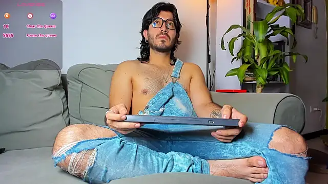 Snapshot of Ackerman_Eren_ chatting on November 24, 10:37 am Ackerman Eren online show from November 24, 10:37 am