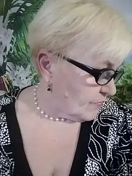 Snapshot of VioletSweet566 chatting on December 12, 8:32 pm VioletSweet566 online show from December 12, 8:32 pm