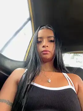 Laura fernandezII online show from January 6, 1:30 pm