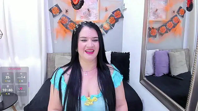 Snapshot of LenaRuiz_ chatting on October 31, 12:17 pm LenaRuiz online show from October 31, 12:17 pm