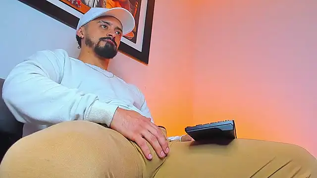 Snapshot of MAXIMUS_MASTE3 chatting on October 6, 11:35 pm MAXIMUS MASTE3 online show from October 6, 11:35 pm