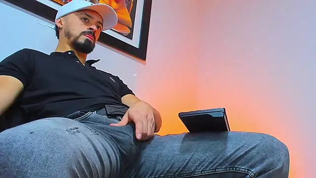 Snapshot of MAXIMUS_MASTE3 chatting on October 17, 8:44 pm MAXIMUS MASTE3 online show from October 17, 8:44 pm