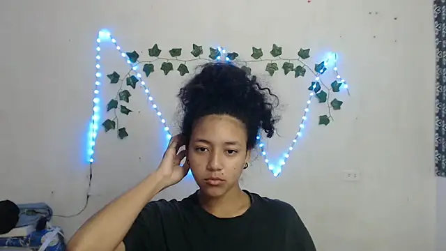 Snapshot of ley_blus10 chatting on January 10, 1:52 pm ley blus10 online show from January 10, 1:52 pm