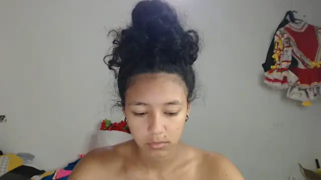 Snapshot of ley_blus10 chatting on February 18, 1:33 pm ley blus10 online show from February 18, 1:33 pm