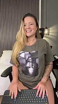 Snapshot of MiaPetit_ chatting on February 19, 7:54 pm MiaPetit online show from February 19, 7:54 pm