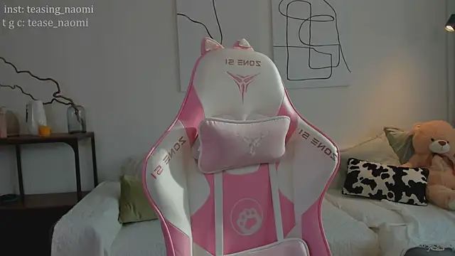 Snapshot of aesthetics__tease chatting on April 3, 1:25 am aesthetics tease online show from April 3, 1:25 am