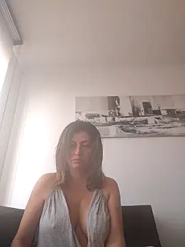 Latiinvenushot online show from November 16, 2:00 pm