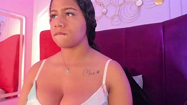 Snapshot of Sofi_Fox_ chatting on April 9, 3:06 am Sofi Fox online show from April 9, 3:06 am