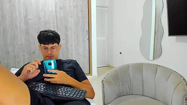 kittyandrick online show from December 4, 7:17 am