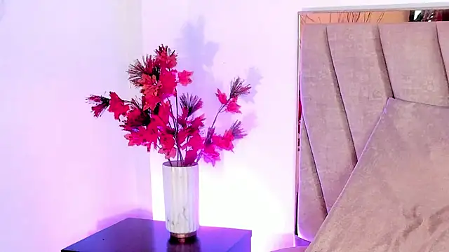 HollyHudsonn online show from December 4, 3:32 pm