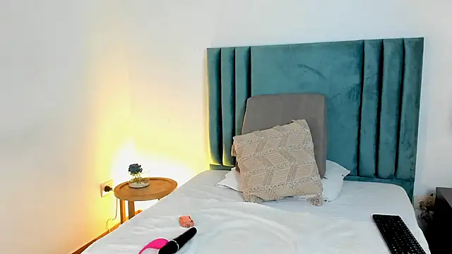 HollyHudsonn online show from December 20, 11:54 am