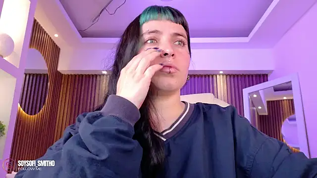 Snapshot of Lucy_Smith2 chatting on April 1, 4:02 am Lucy Smith2 online show from April 1, 4:02 am