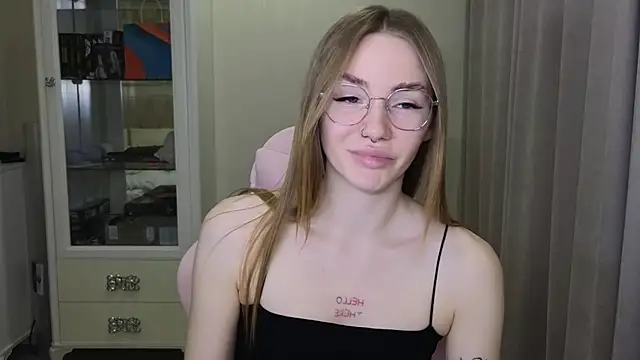 Snapshot of littlevildevil chatting on December 6, 11:44 am littlevildevil online show from December 6, 11:44 am